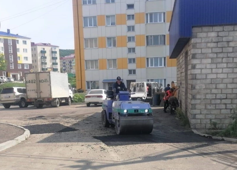 Ямочный ремонт  дворовых  территорий в Томаринском районе