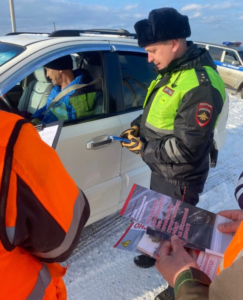 Сахалинские железнодорожники  напомнили водителям о  правилах безопасности на переезд