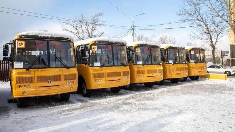 13 новых школьных автобусов отправились в районы Сахалина и Курил