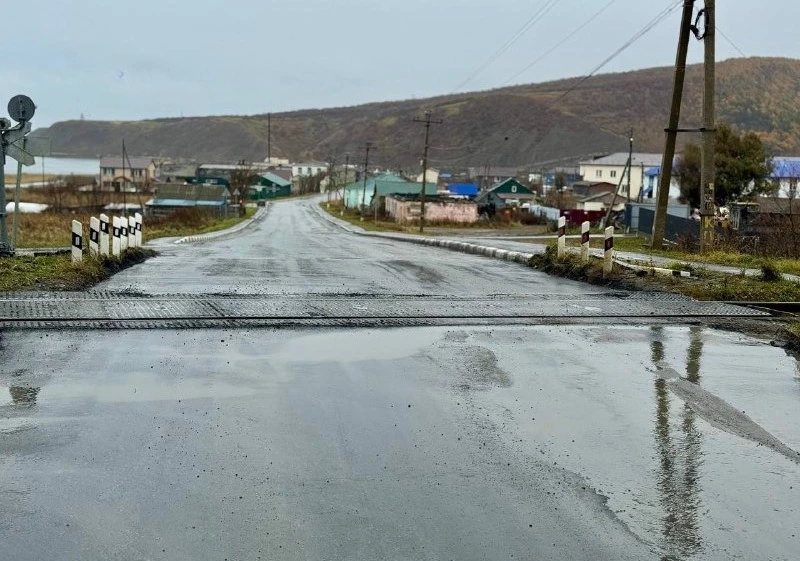 Обновили дорогу у  железнодорожного переезда