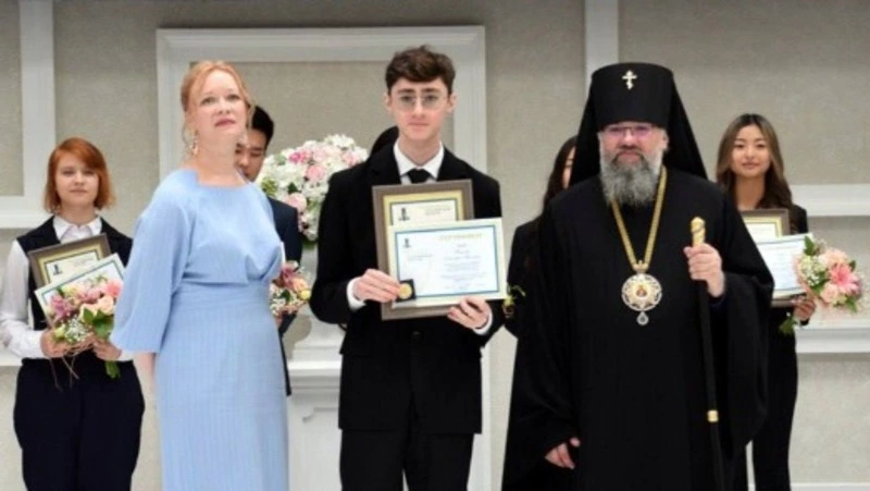 Лучшим  ученикам  Сахалинской области вручили аттестаты отличников