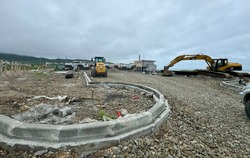 Благоустройство набережной  в городе Томари продолжается