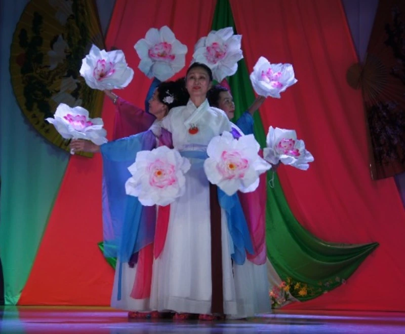  Праздничный концерт, посвящённый 77-годовщине освобождения Кореи и Южного Сахалина