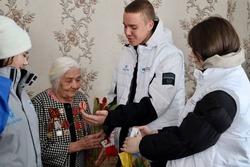 В преддверии праздника Весны вручили цветы и подарки