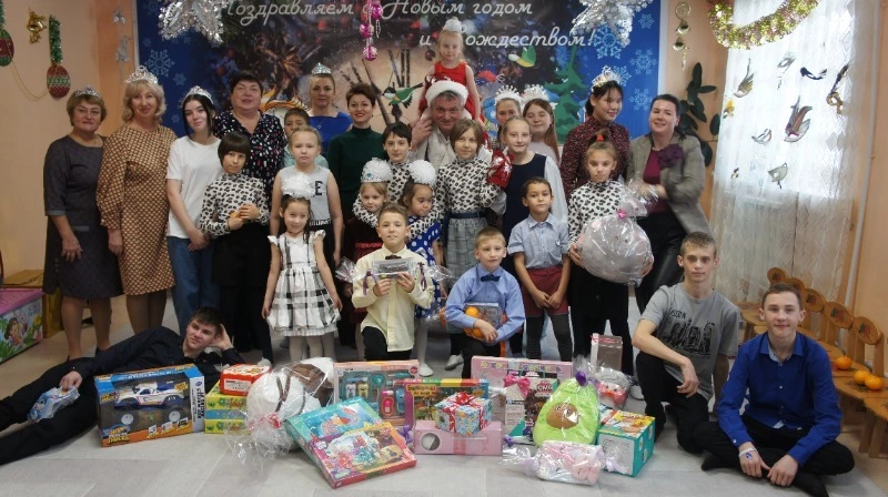 Праздник к нам стучится в двери