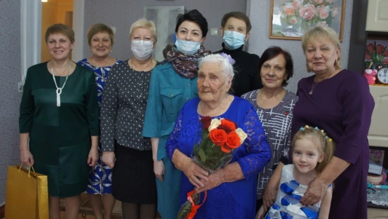 Жительнице города Томари исполнилось ровно 90 лет