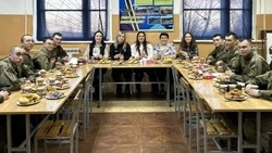 Члены избиркома Томаринского района поддержали бойцов, защищающих рубежи России на Сахалине