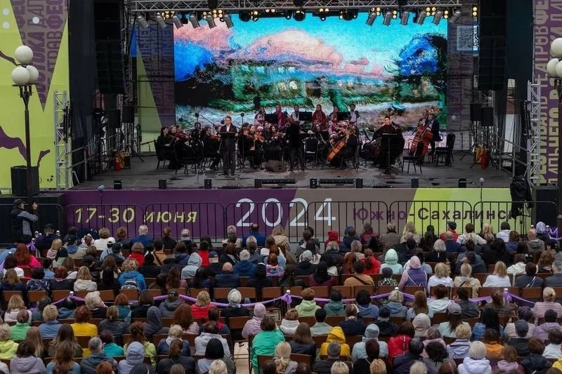 Спектаклем с участием Миронова и Урсуляк открылся театральный фестиваль на Сахалине