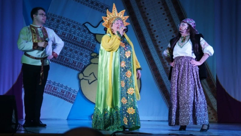 С песнями, плясками и блинами в Томари в встретили Масленицу