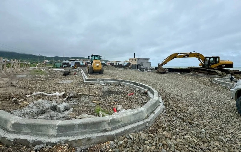 Благоустройство набережной  в городе Томари продолжается