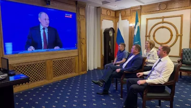 Валерий Лимаренко следит за прямой линией Владимира Путина