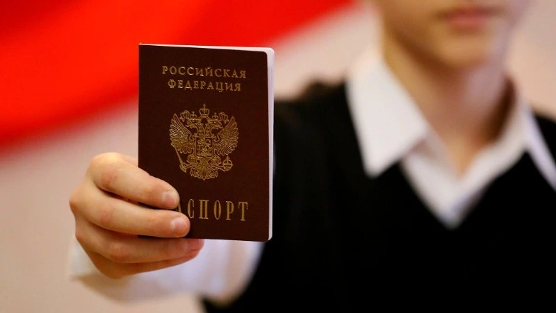 Тринадцать юных томаринцев получили свои первые паспорта