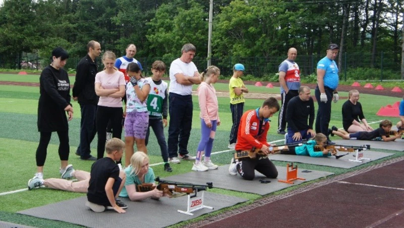 В Томари провели семейные старты по смешанной биатлон-эстафете 