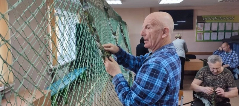 Жители и сотрудники ГБУ ДИ  «Доброта» участвуют в плетении маскировочных сетей