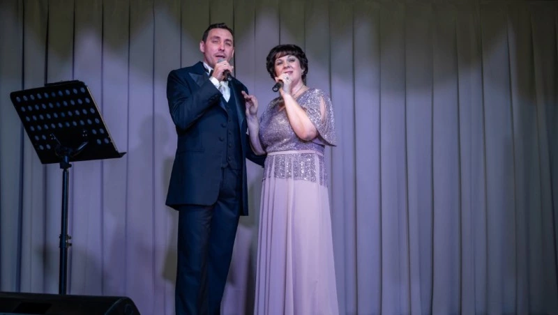 На сцене дуэт сахалинских артистов