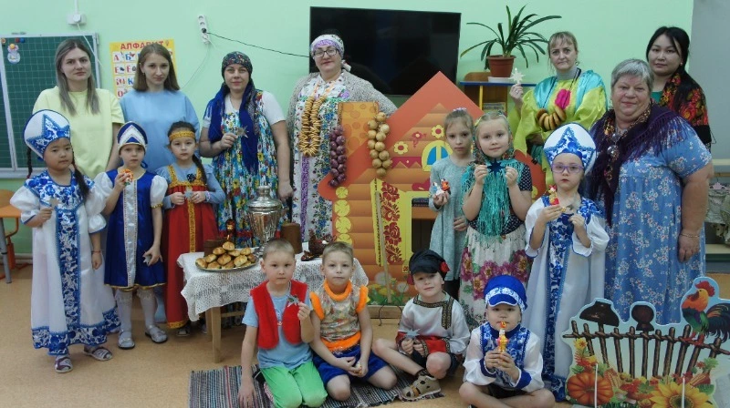 Святки празднует народ – веселится и поёт