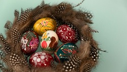 Как красиво покрасить яйца натуральными красителями к Пасхе 2024 