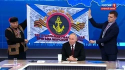 Владимир Путин в прямом эфире продемонстрировал копию боевого знамени с надписью «Сахалин с вами»