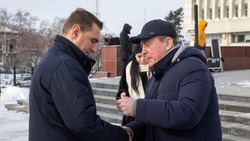 Губернатор вручил ключи от 25 новых автобусов главам пяти районов Сахалина