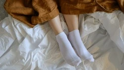 Как легко и быстро отстирать белые носки: проверенный лайфхак 