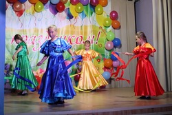 Я здесь живу, и  край мне этот дорог