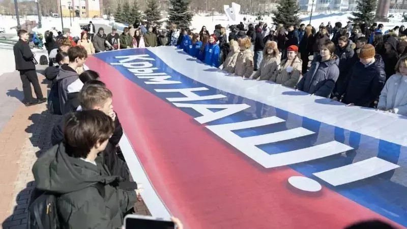 Патриотические акции ко Дню воссоединения Крыма провели на Сахалине