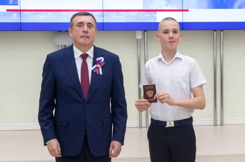 Губернатор Валерий Лимаренко вручил паспорт юному жителю Томари